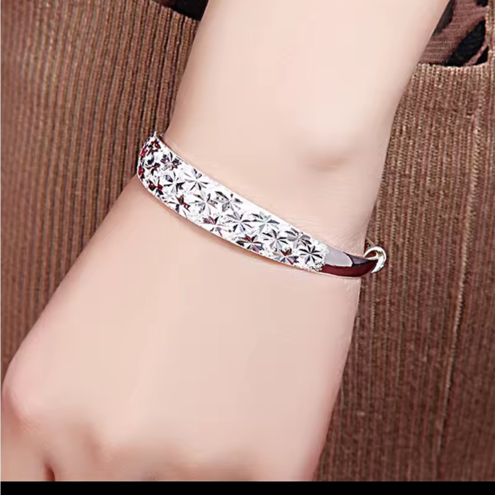 925 Sterling Silver Diamond Cut Bracelet - Picture 2 of 10